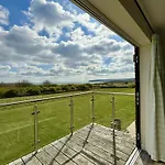 Lens Lookout - Seaview And Balcony - Part Of The The Bay Village With Pool, Gym And Direct Access, Pub, Restaurant, Tennis And Meadows Walks *