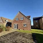 Lens Lookout - Seaview And Balcony - Part Of The The Bay Village With Pool, Gym And Direct Access, Pub, Restaurant, Tennis And Meadows Walks * Filey
