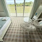 Lens Lookout - Seaview And Balcony - Part Of The The Bay Village With Pool, Gym And Direct Access, Pub, Restaurant, Tennis And Meadows Walks Filey