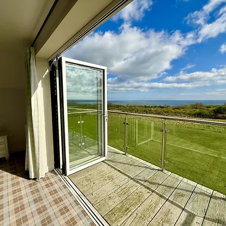 Prázdninový dům Lens Lookout - Seaview And Balcony - Part Of The The Bay Village With Pool, Gym And Direct Access, Pub, Restaurant, Tennis And Meadows Walks Filey