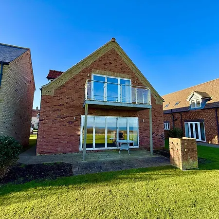 Lens Lookout - Seaview And Balcony - Part Of The The Bay Village With Pool, Gym And Direct Access, Pub, Restaurant, Tennis And Meadows Walks *