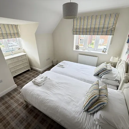 Lens Lookout - Seaview And Balcony - Part Of The The Bay Village With Pool, Gym And Direct Access, Pub, Restaurant, Tennis And Meadows Walks * Filey