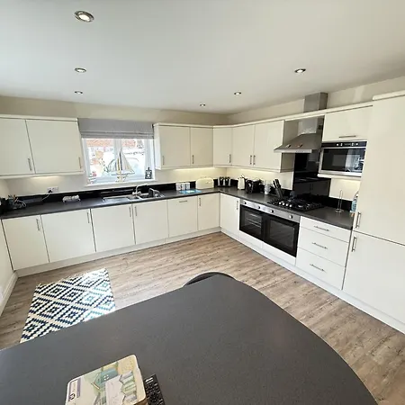 Lens Lookout - Seaview And Balcony - Part Of The The Bay Village With Pool, Gym And Direct Access, Pub, Restaurant, Tennis And Meadows Walks * Filey