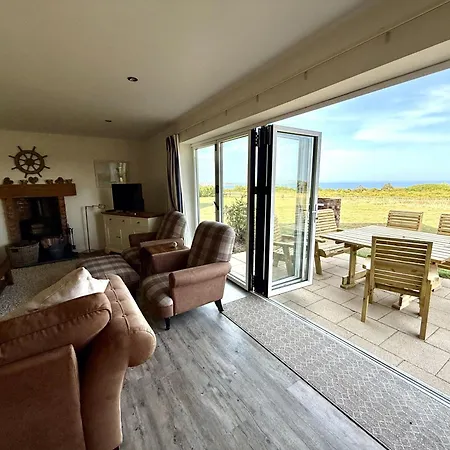Lens Lookout - Seaview And Balcony - Part Of The The Bay Village With Pool, Gym And Direct Access, Pub, Restaurant, Tennis And Meadows Walks * Filey