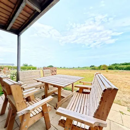 Lens Lookout - Seaview And Balcony - Part Of The The Bay Village With Pool, Gym And Direct Access, Pub, Restaurant, Tennis And Meadows Walks Filey