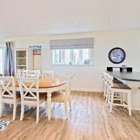 Lens Lookout - Seaview And Balcony - Part Of The The Bay Village With Pool, Gym And Direct Access, Pub, Restaurant, Tennis And Meadows Walks *