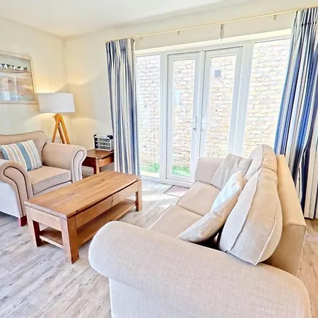 Lens Lookout - Seaview And Balcony - Part Of The The Bay Village With Pool, Gym And Direct Access, Pub, Restaurant, Tennis And Meadows Walks Filey