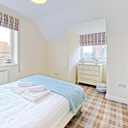 Lens Lookout - Seaview And Balcony - Part Of The The Bay Village With Pool, Gym And Direct Access, Pub, Restaurant, Tennis And Meadows Walks * Filey
