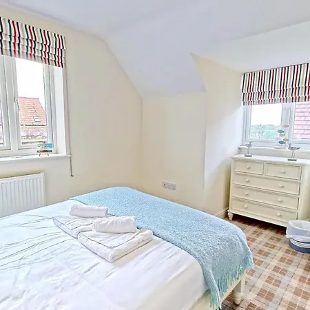 Lens Lookout - Seaview And Balcony - Part Of The The Bay Village With Pool, Gym And Direct Access, Pub, Restaurant, Tennis And Meadows Walks * Filey