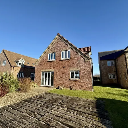Lens Lookout - Seaview And Balcony - Part Of The The Bay Village With Pool, Gym And Direct Access, Pub, Restaurant, Tennis And Meadows Walks * Filey