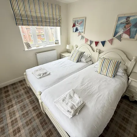 Casa de Férias Lens Lookout - Seaview And Balcony - Part Of The The Bay Village With Pool, Gym And Direct Access, Pub, Restaurant, Tennis And Meadows Walks